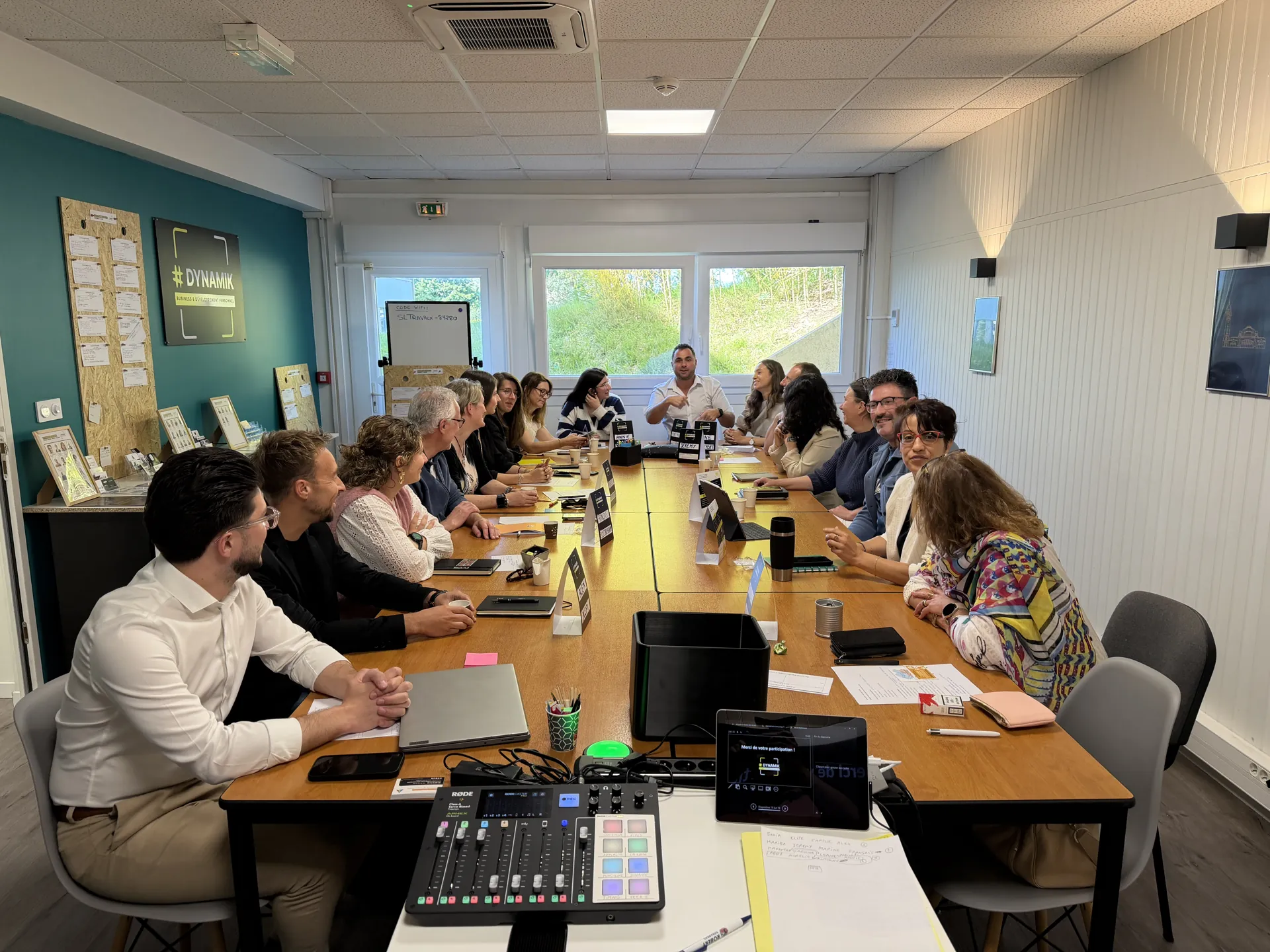 Des entrepreneurs réunis en salle de réunion pendant une séance Dynamik à Limoges