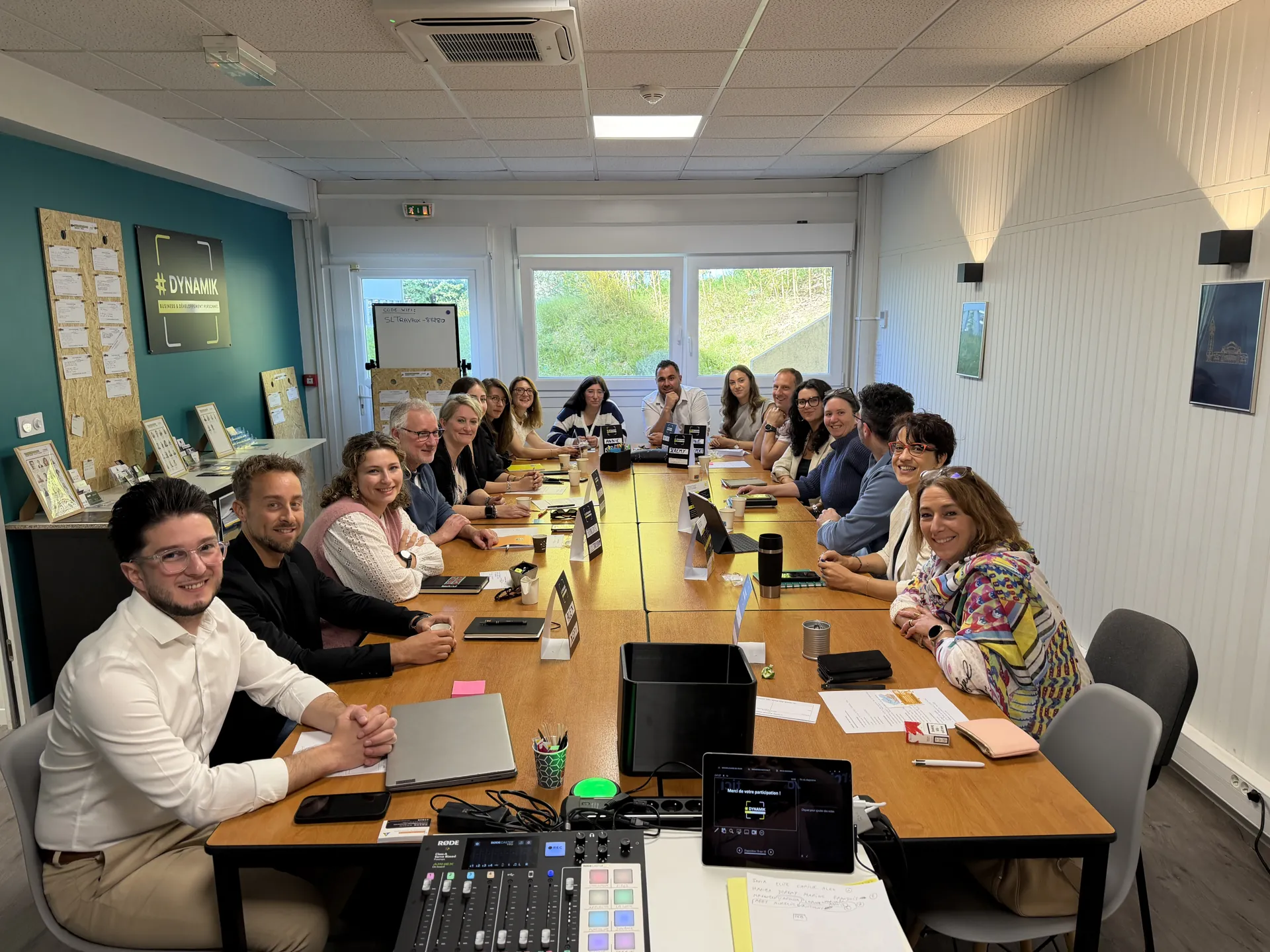 Des entrepreneurs réunis autour d’une grande table lors d’une séance Dynamik à Limoges