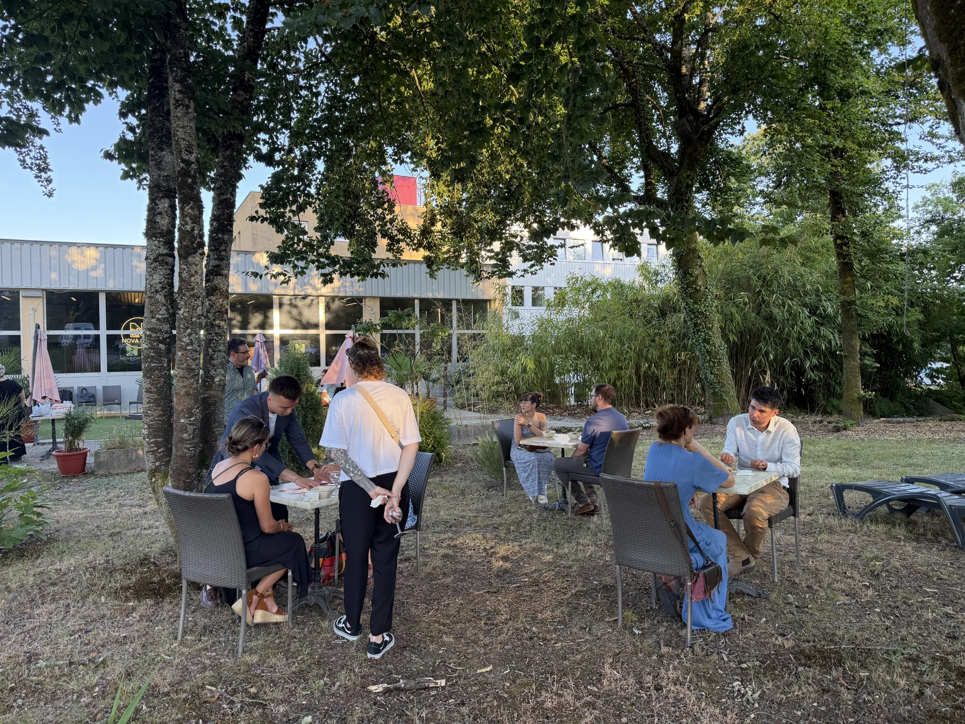 Des entrepreneurs échangent en petits groupes lors d’un moment convivial Dynamik