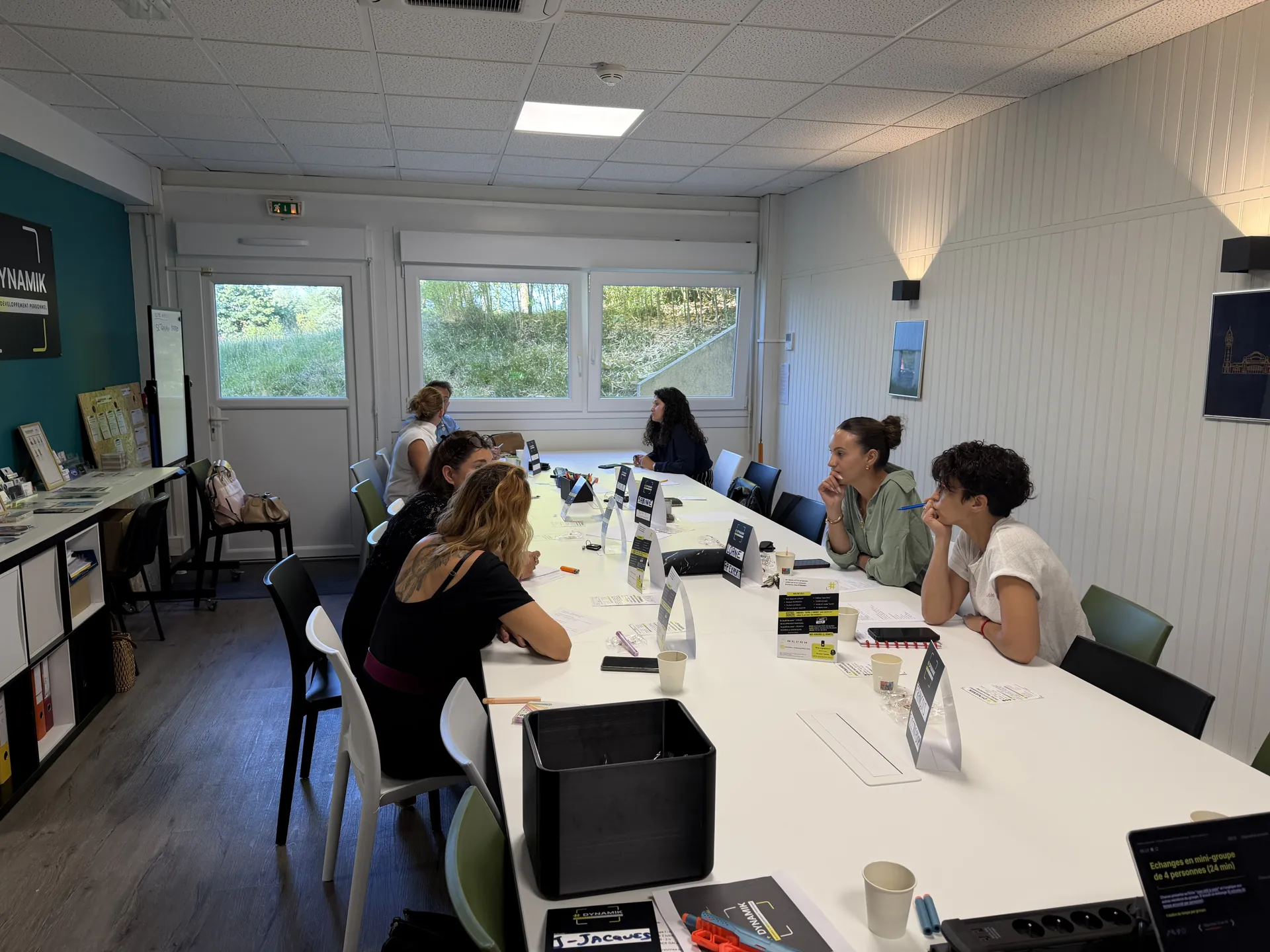 Table de réunion Dynamik avec les participants